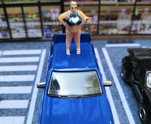 Load image into Gallery viewer, 1:64 Painted Figure Mini Model Miniature Resin Diorama Sexy Car Wash Girl Lady