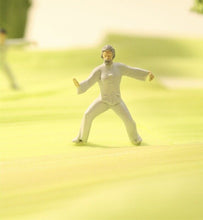 Load image into Gallery viewer, 1:64 Painted Figure Model Miniature Resin Diorama Toy Outdoor Park Scene Frisbee