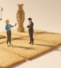 Load image into Gallery viewer, 1:64 Painted Figure Model Miniature Resin Diorama Interview Scenario Reporter