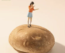 Load image into Gallery viewer, 1:64 Painted Figure Model Miniature Resin Diorama Sand Artists Painting Painter