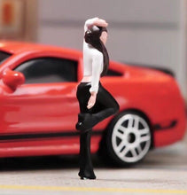 Load image into Gallery viewer, 1:64 Painted Figure Model Miniature Resin Diorama Sand Standing Posture Beauty