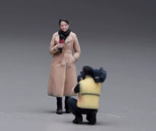 Load image into Gallery viewer, 1:64 Painted Figure Model Miniature Resin Diorama street interview Host Camera B