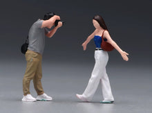 Load image into Gallery viewer, 1:24 Painted Figure Model Miniature Resin Diorama Sand Taking Photo Couple Set