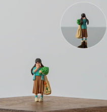 Load image into Gallery viewer, 1:64 Painted Figure Model Miniature Resin Diorama Street Shopping People Set