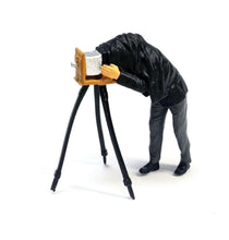 Load image into Gallery viewer, 1:64 Painted Figure Mini Model Miniature Resin Diorama Nostalgic Photo Studio