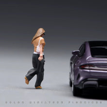 Load image into Gallery viewer, 1:24 Painted Figure Model Miniature Resin Diorama Sand Walking Sunglasses Girl