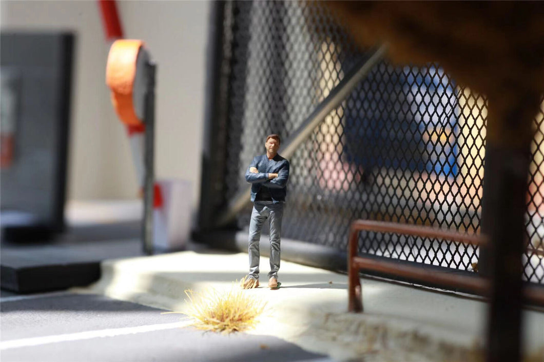 1:64 Painted Figure Mini Model Miniature Resin Diorama Sand Crossed Hands Man