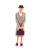 Load image into Gallery viewer, 1:64 Painted Figure Model Miniature Resin Diorama Sand Old Woman Cleaning Worker