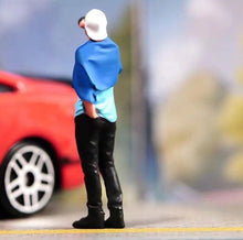 Load image into Gallery viewer, 1:64 Painted Figure Model Miniature Resin Diorama Sand Drinking Standing Man Boy