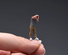 Load image into Gallery viewer, 1:64 Painted Figure Model Miniature Resin Diorama Toy Sand Taking Photo Couple