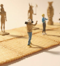 Load image into Gallery viewer, 1:64 Painted Figure Model Miniature Resin Diorama Interview Scenario Reporter