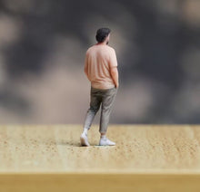 Load image into Gallery viewer, 1:64 Painted Figure Model Miniature Resin Diorama Sand Walking Man Cool Guy