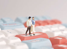 Load image into Gallery viewer, 1:64 Painted Figure Model Miniature Resin Diorama Sand Holding Hands Couple Love