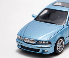 Load image into Gallery viewer, DCM 1:64 Blue M5 E39 Sedan Sports Model Diecast Metal Car BN