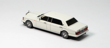 Load image into Gallery viewer, GFCC 1:64 White 1998 Silver Spur Park Ward Luxury Model Diecast Metal Car New Collection