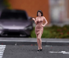 Load image into Gallery viewer, 1:64 Painted Figure Model Miniature Resin Sand Vintage Curly Hair Woman Beauty