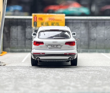 Load image into Gallery viewer, Masdi 1:64 2008 White Q7 FSI Quattro SUV Sports Model Diecast Metal Car BN