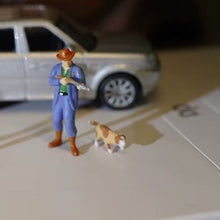 Load image into Gallery viewer, 1:64 Painted Figure Model Miniature Resin Diorama Sand Hunter Hound Dog Man Set