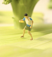 Load image into Gallery viewer, 1:64 Painted Figure Model Miniature Resin Diorama Toy Outdoor Park Scene Frisbee