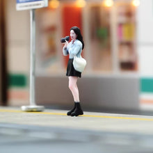 Load image into Gallery viewer, 1:24 Painted Figure Model Miniature Resin Diorama Sand Camera Girl Lady