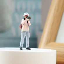 Load image into Gallery viewer, 1:24 Painted Figure Model Miniature Resin Diorama Sand Photographer Man Camera a