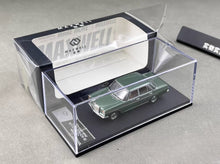 Load image into Gallery viewer, Maxwell 1:64 Green W114 200 Strich 8 Classic Sedan Model Diecast Metal Car New Collection