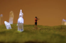 Load image into Gallery viewer, 1:64 Painted Figure Model Miniature Resin Diorama Sand Playing Violin Boy Music
