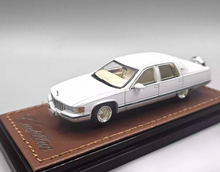 Load image into Gallery viewer, GOC 1:64 White Fleetwood American Classic Vintage Model Diecast Metal Car New Collection