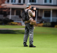 Load image into Gallery viewer, 1:24 Painted Figure Model Miniature Resin Diorama Outdoor Photographer Cameraman