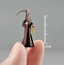 Load image into Gallery viewer, 1:64 Painted Figure Mini Model Miniature Resin Diorama Sand Halloween Witch Girl