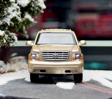 Load image into Gallery viewer, Masdi 1:64 Gold 2005 Escalade Full Size SUV Sport Model Diecast Metal Car New Collection