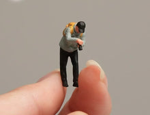 Load image into Gallery viewer, 1:64 Painted Figure Model Miniature Resin Diorama Sand Camera Man Photographer A