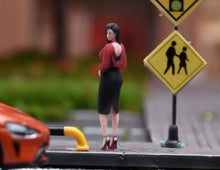 Load image into Gallery viewer, 1:64 Painted Figure Model Miniature Resin Diorama Toy Sand Elegant Beauty Lady