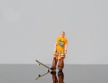 Load image into Gallery viewer, 1:64 Painted Figure Model Miniature Resin Diorama Sand Toy Street Young Man Boy