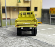 Load image into Gallery viewer, Master 1:64 Dyna Pickup Truck Model Diecast Metal Car Box