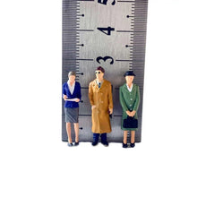 Load image into Gallery viewer, 1:64 Painted Figure Model Miniature Resin Diorama Sand Vintage WindCoat Lady Man New