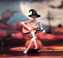 Load image into Gallery viewer, 1:64 Painted Figure Model Miniature Resin Diorama Toy Sand White Skull Hat