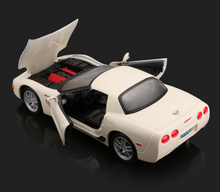Load image into Gallery viewer, Maisto 1:24 White Corvette Z06 Coupe Racing Sports Model Diecast Metal Car New Collection