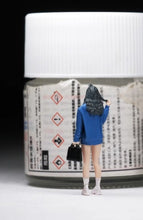 Load image into Gallery viewer, 1:64 Painted Figure Mini Model Miniature Resin Diorama Sand Girl In Blue Hoodies New