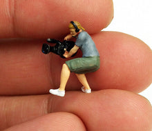 Load image into Gallery viewer, 1:64 Painted Figure Mini Model Miniature Resin Diorama Camera Man Photographer