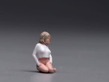 Load image into Gallery viewer, 1:64 Painted Figure Model Miniature Resin Sand Kneeling Beauty Woman Girl Blond