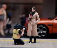 Load image into Gallery viewer, 1:64 Painted Figure Model Miniature Resin Diorama street interview Host Camera B