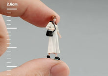 Load image into Gallery viewer, 1:64 Painted Figure Model Miniature Resin Diorama Toy Sand White Dress Lady Bag