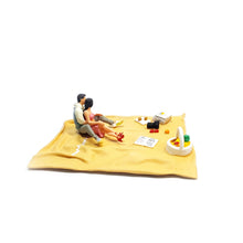 Load image into Gallery viewer, 1:64 Painted Figure Mini Model Miniature Resin Diorama Sand Lovers Couple SET