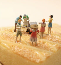 Load image into Gallery viewer, 1:64 Painted Figure Model Miniature Resin Diorama Sand BBQ Outdoor Picnic Party