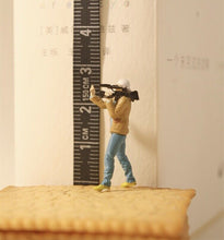 Load image into Gallery viewer, 1:64 Painted Figure Model Miniature Resin Diorama Interview Scenario Reporter