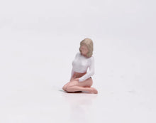 Load image into Gallery viewer, 1:64 Painted Figure Model Miniature Resin Sand Kneeling Beauty Woman Girl Blond