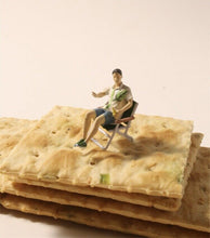 Load image into Gallery viewer, 1:64 Painted Figure Model Miniature Resin Diorama Sand Outdoor Picnic BBQ Party