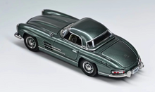 Load image into Gallery viewer, GFCC 1:64 Green Hard Top 1960 300SL Roadster Sports Model Diecast Metal Car