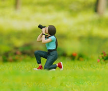 Load image into Gallery viewer, 1:64 Painted Figure Model Miniature Resin Diorama Backpaker Photographer Camera Collection